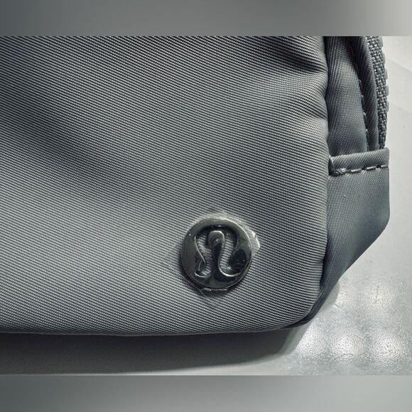 NWT Lululemon Everywhere Belt Bag Silver Drop Extended Strap Cute Hands Free - Picture 4 of 8